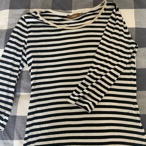 Super Cute black and white top!👚